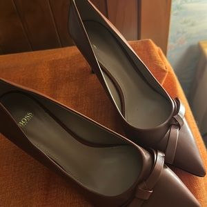 Hugo boss New  size 39 . True to size ! Very elegant ! Brown color